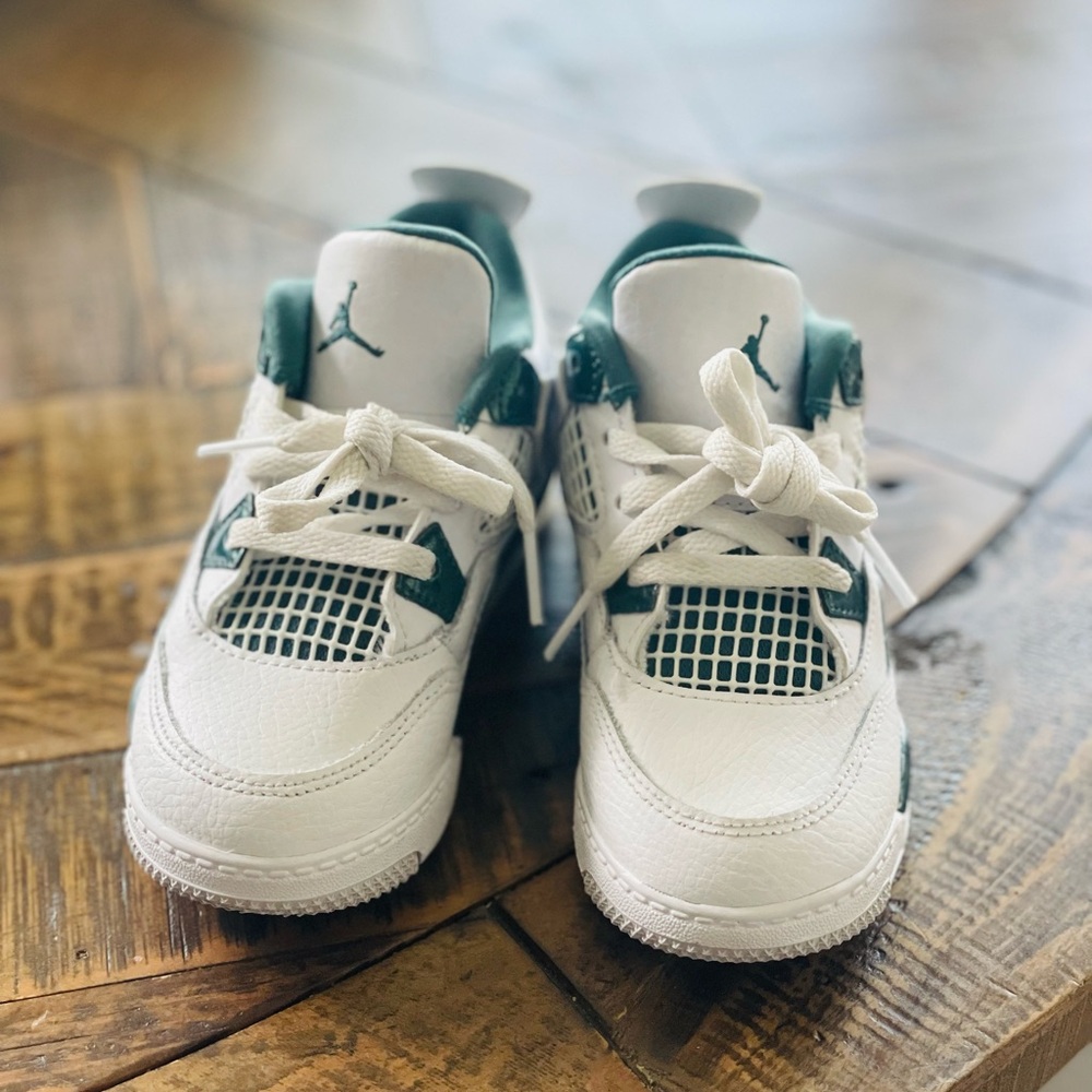Kids White and Green Jordan Sneakers EUC Size 8.5